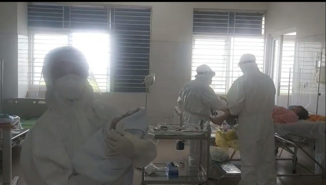 Sáng 10/9, ekip các bác sĩ của khoa Ngoại sản, Bệnh viện Bệnh nhiệt đới Trung ương đã đỡ đẻ thành công cho sản phụ dương tính với SARS-COV-2. Ảnh: VGP/Đặng Thanh