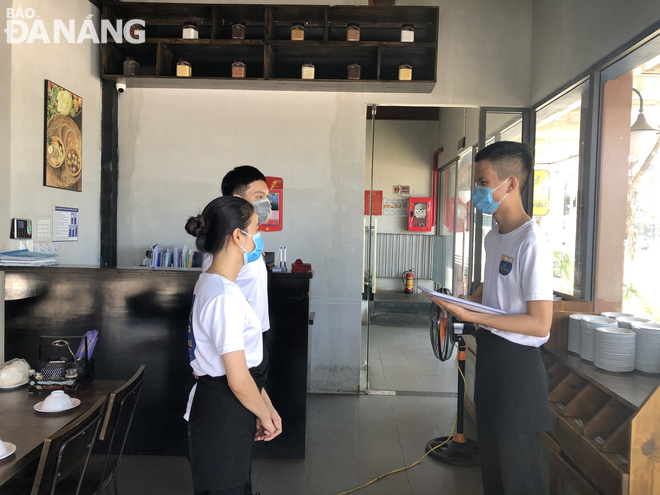 Nhà hàng Thái Market (46 Thái Phiên, quận Hải Châu) đang chuẩn bị cho việc mở cửa trở lại ngày mai. Ảnh: M.QUẾ