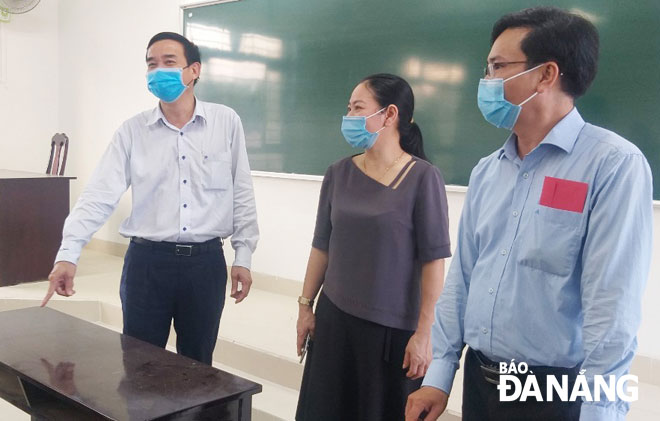 Phó Chủ tịch UBND thành phố Lê Trung Chinh (bìa trái) kiểm tra cơ sở vật chất đầu năm học mới tại Trường THPT Nguyễn Văn Thoại. Ảnh: NGỌC PHÚ	