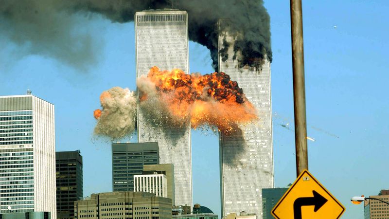 Trung tâm Thương mại Thế giới ở New York rung chuyển, bốc cháy sau khi bị hai máy bay lao vào. Ảnh:  9newes