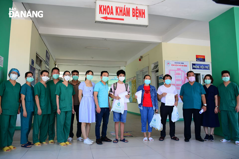 3 bệnh nhân Covid-19 được chữa khỏi và xuất viện ngày 11-9 tại Bệnh viện Phổi Đà Nẵng. Ảnh: XD