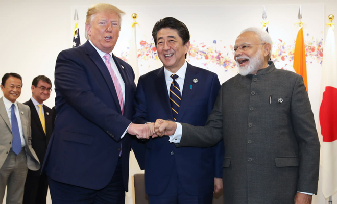 Dưới thời ông Abe Shinzo, liên minh Mỹ - Nhật - Ấn Độ được củng cố vững chắc. Trong ảnh: Tổng thống Mỹ Donald Trump (trái), Thủ tướng Nhật Bản Abe Shinzo (giữa) và Thủ tướng Ấn Độ Narendra Modi thể hiện sự đoàn kết tại hội nghị thượng đỉnh G20 ở Osaka (Nhật Bản) vào tháng 6-2019. Ảnh: Nikkei