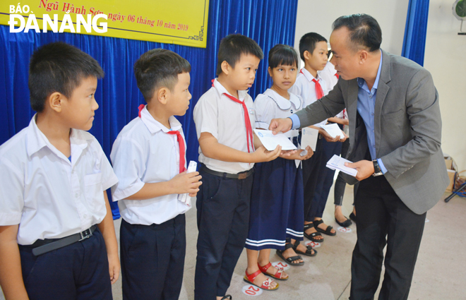 Trao học bổng cho học sinh nghèo năm 2019 ở quận Ngũ Hành Sơn. Ảnh: LÊ VĂN THƠM