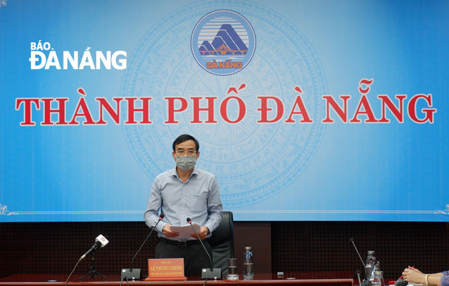Municipal People's Committee Vice Chairman Le Trung Chinh making his proposals at the virtual meeting on Friday morning