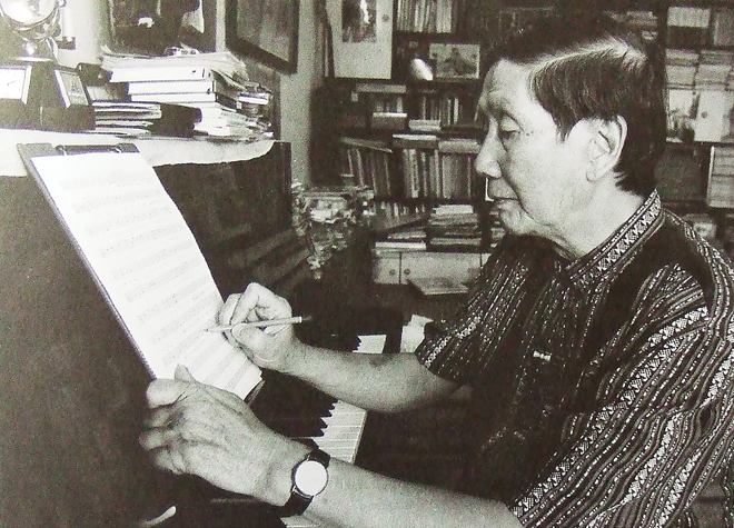 Nhạc sĩ Phạm Tuyên sáng tác trong căn gác nhỏ giữa Hà Nội. Ảnh: Nhân vật cung cấp