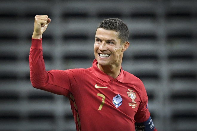 Ronaldo mừng bàn thắng thứ 100 cho Bồ Đào Nha. Ảnh: AP