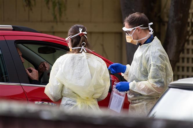  Nhân viên y tế lấy mẫu xét nghiệm COVID-19 tại Lower Hutt, gần Wellington, New Zealand ngày 20/4/2020. Ảnh: AFP/TTXVN
