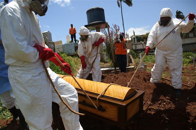  Lực lượng phòng vệ dân sự Venezuela chôn cất thi thể nạn nhân COVID-19 tại nghĩa trang thành phố San Cristobal ngày 1/9/2020. Ảnh: AFP/TTXVN