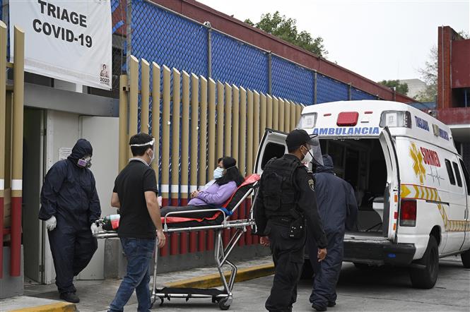  Nhân viên y tế chuyển bệnh nhân nghi nhiễm COVID-19 vào một bệnh viện ở Mexico City, Mexico ngày 20/8/2020. Ảnh: AFP/TTXVN