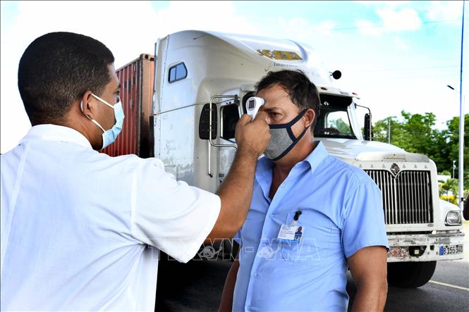 Kiểm tra thân nhiệt phòng lây nhiễm Covid-19 tại La Habana, Cuba ngày 1-9. Ảnh: THX/TTXVN