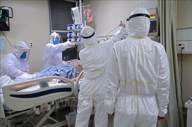 Nhân viên y tế điều trị cho bệnh nhân Covid-19 tại bệnh viện ở Porto Alegre, Brazil ngày 13-8. Ảnh: AFP-TTXVN