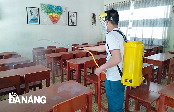 The Hai Chau District-based Le Thanh Ton Junior High School was disinfected on 12 September in preparation for the full return of pupils from tomorrow, 14 September.