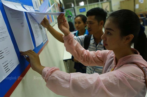 Job seekers look at vacant positions at the Labour Ministry on Jan 2, 2020 (Photo: https://www.bangkokpost.com/)