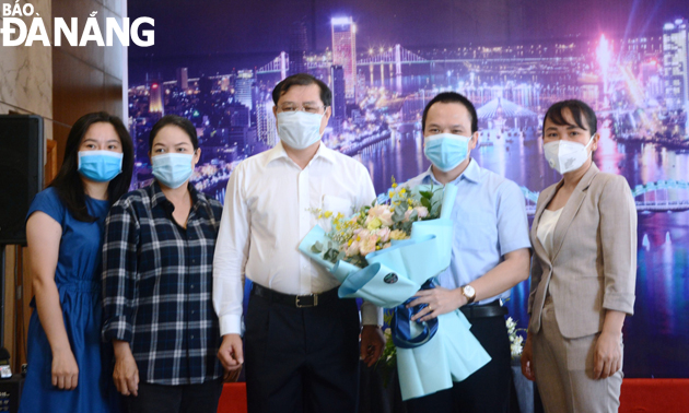  Chairman Tho (centre) biding a farewell to Hai Phong City-dispatched medical workers