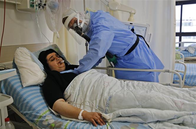 Bệnh nhân Covid-19 được điều trị tại trung tâm y tế ở Kfar Saba, Israel, ngày 9-9-2020. Ảnh: AFP- TTXVN