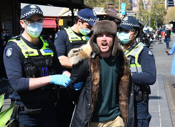 Cảnh sát bắt giữ người biểu tình do vi phạm các quy định về phòng, chống dịch Covid-19 tại Melbourne, Australia, ngày 13-9-2020. Ảnh: AFP-TTXVN