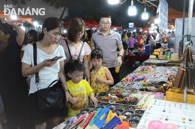 Những người làm du lịch cho rằng dù khó khăn nhưng du lịch Đà Nẵng vẫn có cơ hội để phục hồi bằng cách tổ chức các sự kiện nổi bật, thu hút khách.  Trong ảnh: Du khách tham quan, mua sắm tại Chợ đêm Sơn Trà vào đầu tháng 7-2020.  Ảnh: THU HÀ