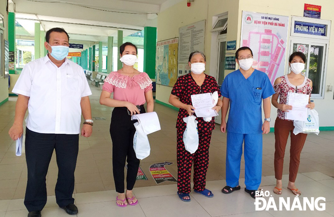 3 bệnh nhân nhiễm Covid-19 thứ 473, 965 và 1.017 được điều trị khỏi và xuất viện sáng 13-9 tại Bệnh viện Phổi Đà Nẵng.  	   Ảnh: T.P