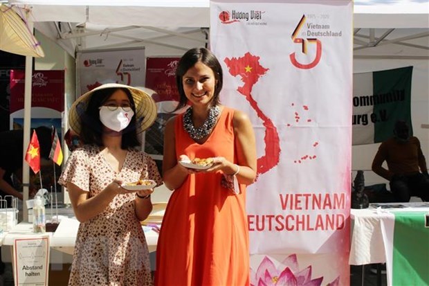 Vice Mayor of Augsburg city Martina Wild at the Vietnamese stall (Photo: VNA)