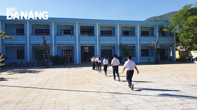 Nguyen Tri Phuong Senior High School pupils in Hoa Vang District’s Hoa Bac Commune keeping a safe distance from others whilst waiting their turn to enter their classrooms.
