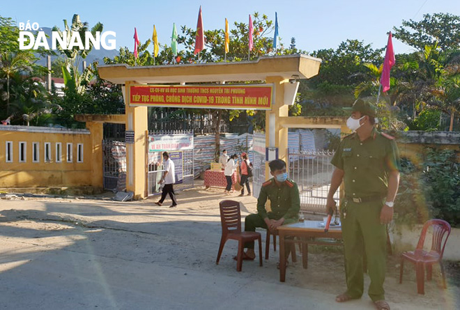 Police personnel staffing schools in Hoa Vang District’s Hoa Bac Commune to  disperse gatherings in the front of these schools