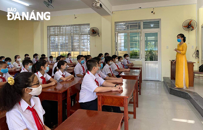 School pupils are required to use face coverings while attending classrooms.  Picture taken in the Hai Chau District-based Nguyen Hue Junior High School.