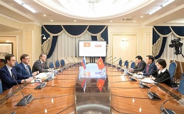 Chairman of the International Affairs Committee of the Federal Council of Russia Konstantin Kosachev (middle, left) in a meeting with Vietnamese Ambassador to Russia Ngo Duc Manh (Photo: VNA) 