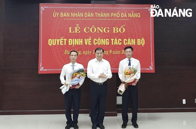 Chủ tịch UBND thành phố Huỳnh Đức Thơ trao quyết định điều động và bổ nhiệm cán bộ cho ông Võ Nguyên Chương (bìa phải) và ông Đinh Quang Cường (bìa trái).  Ảnh: ST