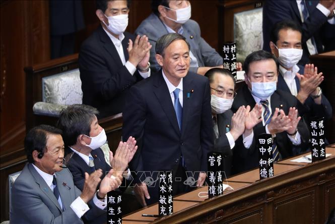 Ông Yoshihide Suga (giữa) được Quốc hội bầu chọn làm Thủ tướng mới của Nhật Bản, ngày 16/9/2020. Ảnh: THX/TTXVN