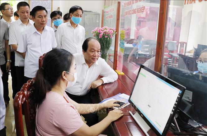 Bộ trưởng, Chủ nhiệm Văn phòng Chính phủ Mai Tiến Dũng thăm quan phòng giao dịch một cửa của Sở công thương tỉnh Thái Nguyên. Ảnh: Hoàng Nguyên-TTXVN