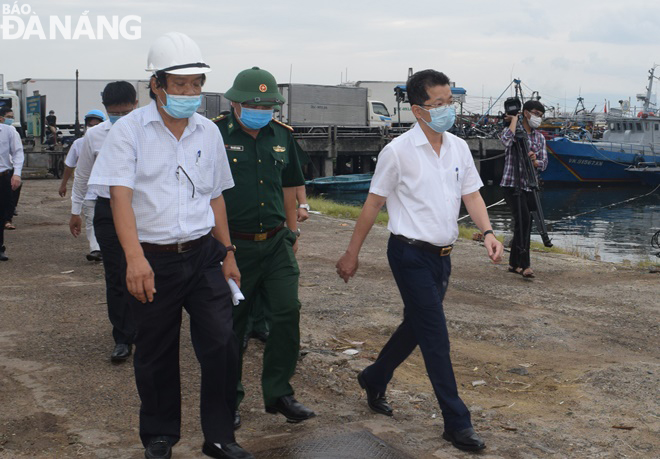 Trong quá trình kiểm tra thực tế tại âu thuyền Thọ Quang, Phó Bí thư Thường trực Nguyễn Văn Quảng yêu cầu các đơn vị chức năng buộc các chủ tàu chở dầu phải đưa tàu ra khỏi khu vực âu thuyền. Ảnh: HOÀNG HIỆP