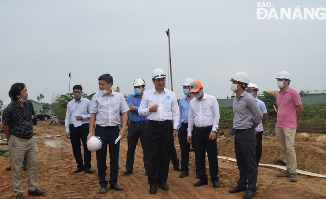 Chủ tịch UBND thành phố Đà Nẵng Huỳnh Đức Thơ (giữa) kiểm tra thực tế và chỉ đạo công tác phòng chống bão số 5 tại Trạm Xử lý nước thải Ngũ Hành Sơn. Ảnh: HOÀNG HIỆP