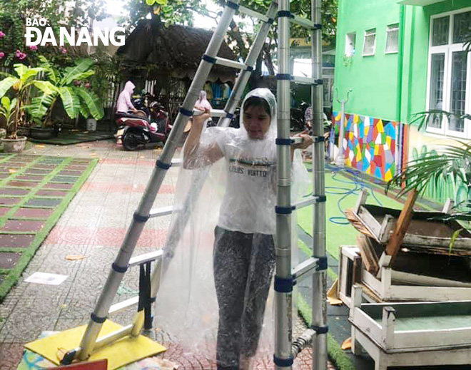 Giáo viên Trường mầm non Bình Minh (quận Hải Châu) dọn dẹp vệ sinh phòng, chống bão số 5. Ảnh: NGỌC PHÚ