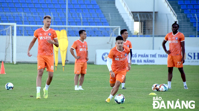 SHB DN players return to training on the Hoa Xuan Stadium