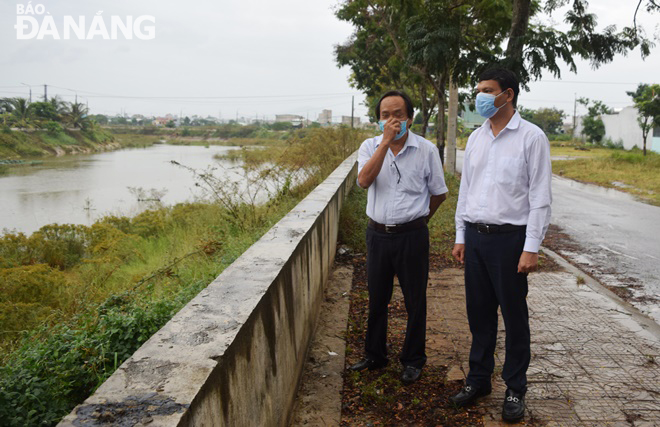 Phó Chủ tịch UBND thành phố Hồ Kỳ Minh (bìa phải) kiểm tra, chỉ đạo công tác chống ngập úng khu vực hai bên kênh thoát lũ Hòa Liên. Ảnh: HOÀNG HIỆP