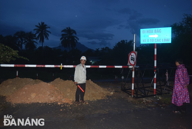 Tuyến đường tạm vòng qua công trình xây dựng cầu Quảng, xã Hòa Liên đã được chốt chặn ngay từ tối 17-9 để bảo đảm an toàn cho nhân dân. Ảnh: HOÀNG HIỆP