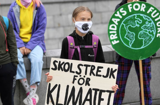 Greta Thunberg biểu tình trước tòa nhà Quốc hội Thụy Điển ở Stockholm ngày 4-9-2020. Ảnh: Reuters	