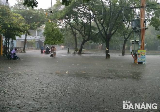 Heavy flooding seen on Cu Chinh Lan and An Xuan streets in Thanh Khe District's An Khe Ward