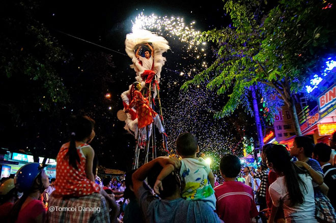 Người dân ngắm đoàn lân nhảy múa trên đường phố Đà Nẵng mùa Trung thu năm 2019. Ảnh: ĐÀO QUANG TUYÊN