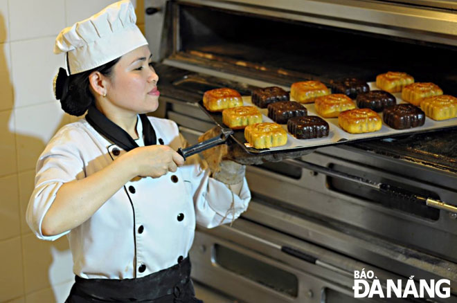 Đầu bếp Furama Resort tự tay chuẩn bị bánh dành tặng khách du lịch đón Trung thu tại Đà Nẵng.  Ảnh: TIỂU YẾN