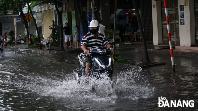 Đường Tô Ngọc Vân, quận Thanh Khê ngập lênh láng từ sáng sớm ngày 18-9.