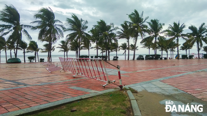 Fences at a parking area in the East Sea Park fell down due to strong winds 