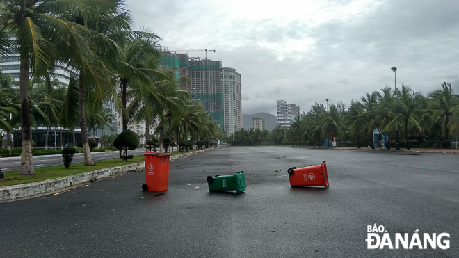 … trash bins placed along Hoang Sa Street in Son Tra District were swept by the strong gales.