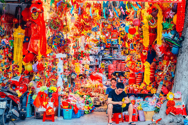 Những khu phố ở Hà Nội được khoác chiếc áo mới sinh động và tươi tắn khi bày bán rất nhiều đồ chơi dịp Trung thu. Ảnh: BÙI ANH TUẤN