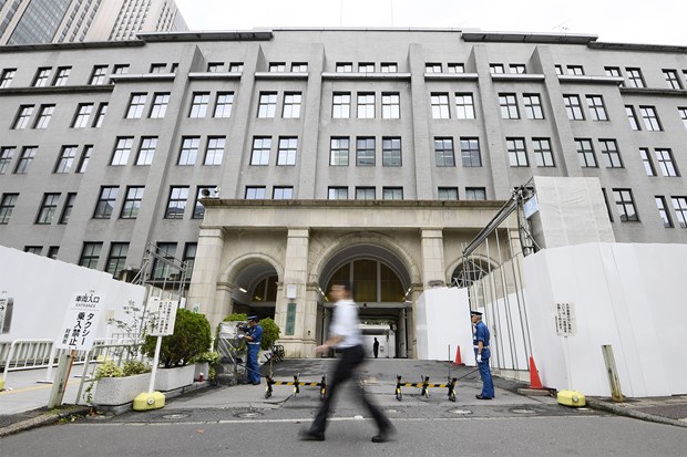 A man walks outside the Japanese Finance Ministry's headquarters in Tokyo (Photo: https://www.bangkokpost.com)