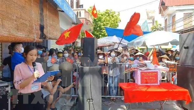 Residents in Thanh Xa village, Lien Hong commune of Hai Duong province wait just before the moment the quarantine is lifted (Source: VNA) 