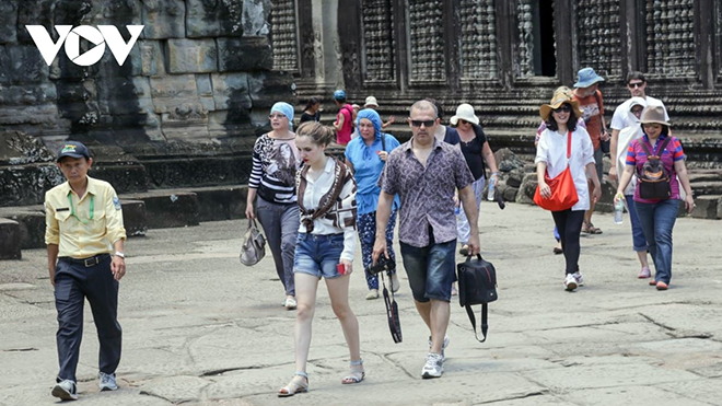 Khách du lịch tham quan đền Angkor. 