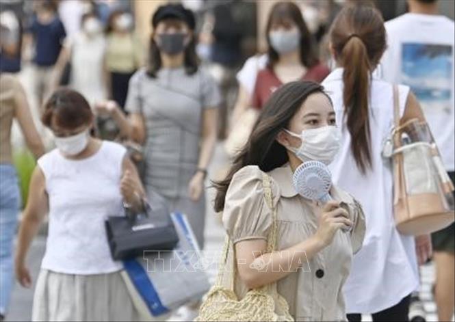 Người dân đeo khẩu trang phòng dịch COVID-19 tại Tokyo, Nhật Bản ngày 27/8. Ảnh: Kyodo/TTXVN