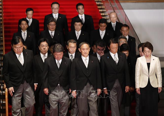 Thủ tướng Nhật Bản Yoshihide Suga (giữa, phía trước) cùng các thành viên nội các trước cuộc họp ở Tokyo, Nhật Bản ngày 16/9. Ảnh: AFP/TTXVN