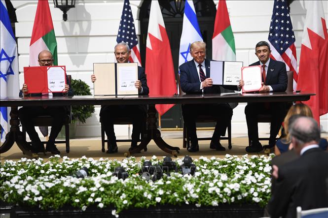 Ngày 15/9, Tổng thống Mỹ Donald Trump (thứ 2, phải) chủ trì lễ ký kết thỏa thuận bình thường hóa quan hệ lịch sử giữa Israel - UAE và Bahrain tại Nhà Trắng. Ảnh: AFP/TTXVN